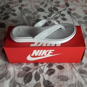 NWT !! NIKE Women's Ultra Celso Thong Flip Flops